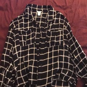 💜3/$25 White & black grid pattern light button up